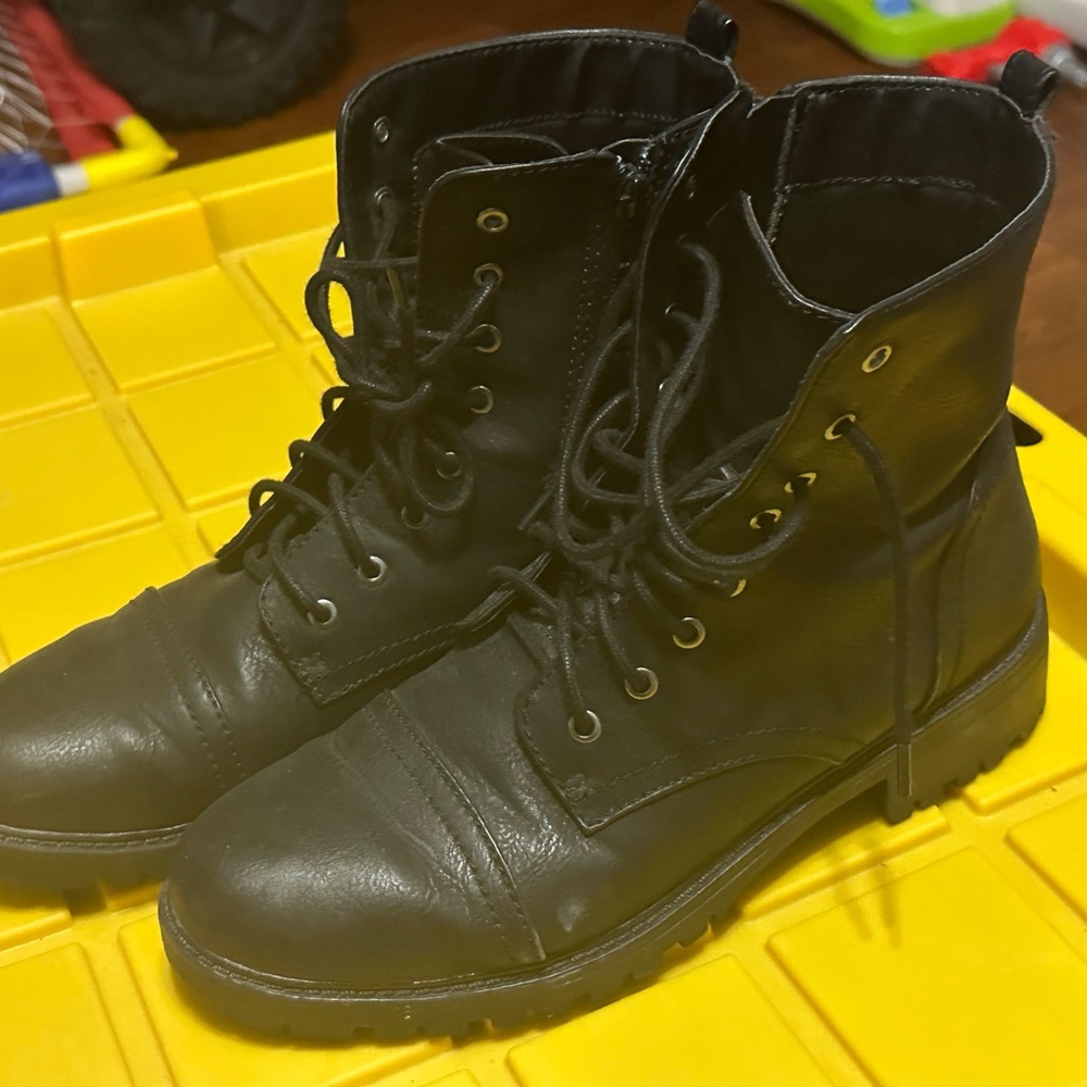 Black Lace-Up Boots 10